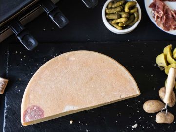 Käse für Raclette aus Frankreich Rohmilchkäse serviert mit Beilagen