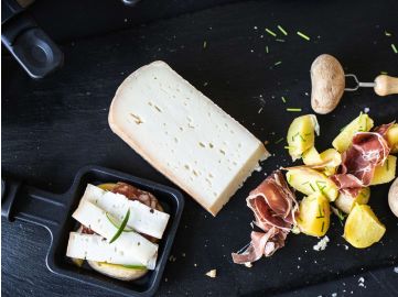 Käse für Raclette aus Ziegenmilch zum Pfännchenraclette serviert mit Beilagen
