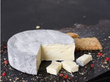 Camembert Käse mit geaschter Rinde