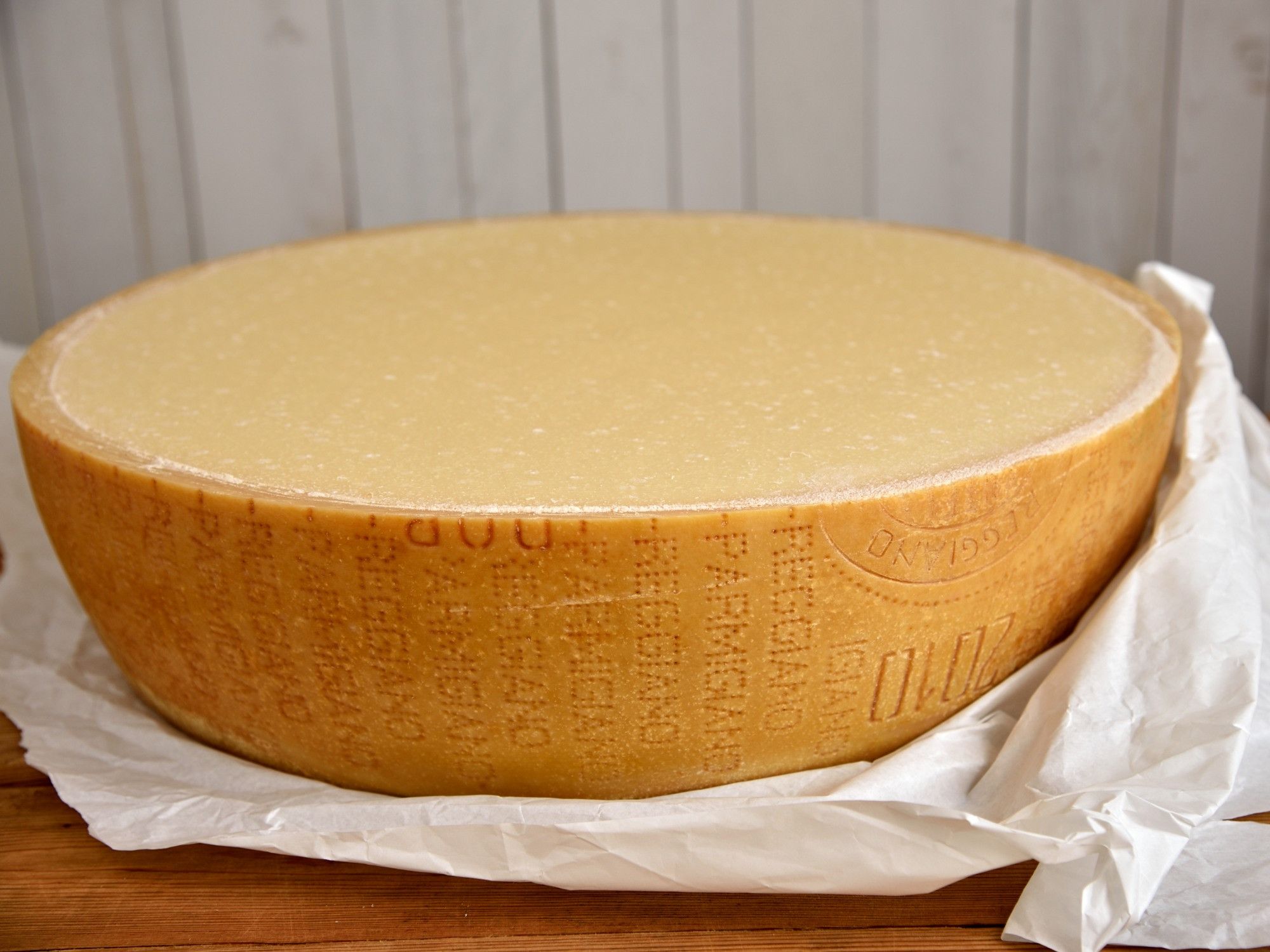 Parmesan | Parmigiano Reggiano DOP | 40+ Monate | HALBER Kse Laib  Pastaschssel / Pastaschale | 18 Kg