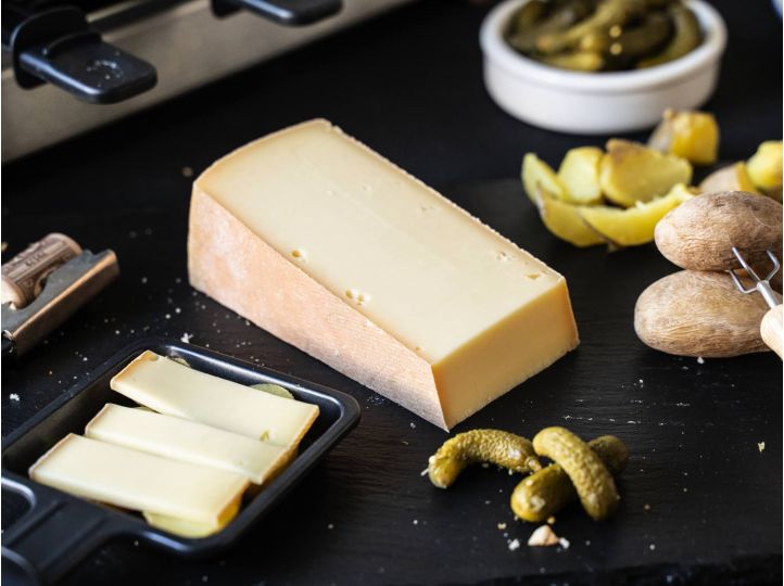 Käse für Raclette aus Frankreich Rohmilchkäse serviert mit Beilagen