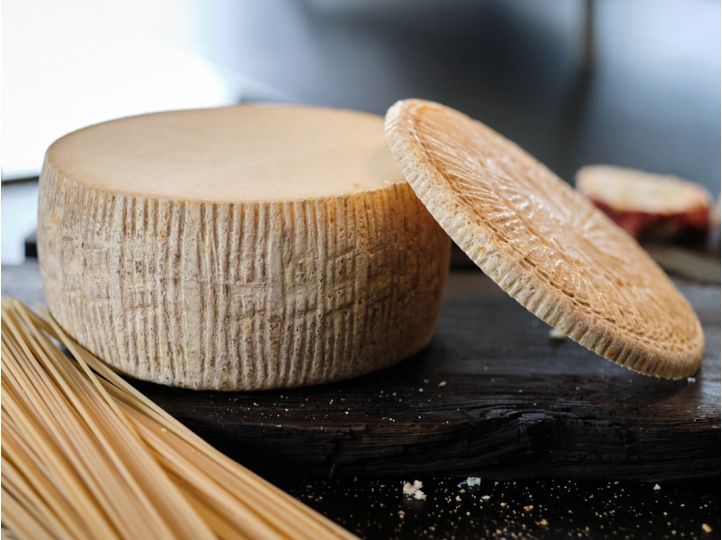 Käse Pastaschale Pastaschüssel - Pasta aus Käselaib