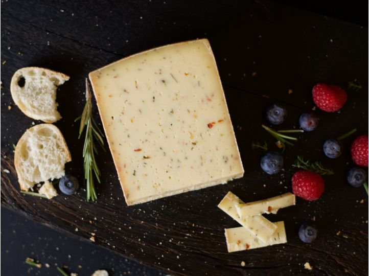 Basilikum trifft Tomate | Bergkäse | Rohmilchkäse | Von der Hofkäserei im Allgäu