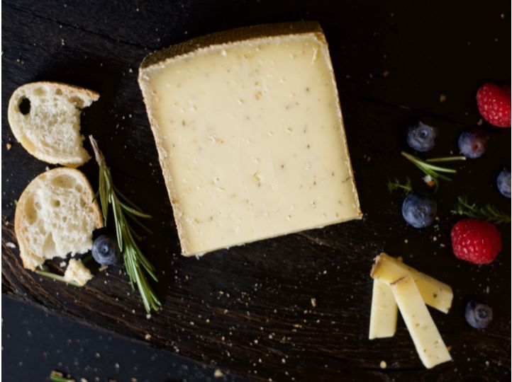 Bergkäse | Bergkräuter | Rohmilchkäse | Von der Hofkäserei im Allgäu