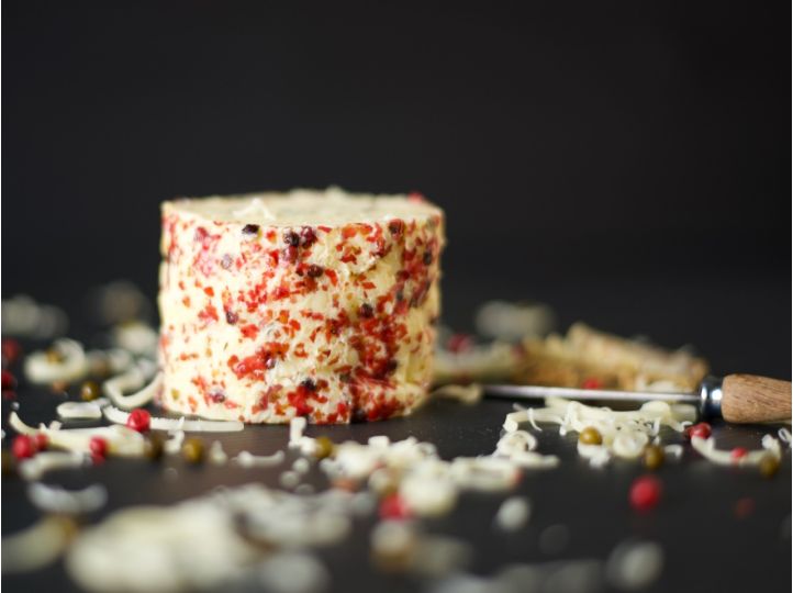 Rosapfefferbutter mit Bergkäse