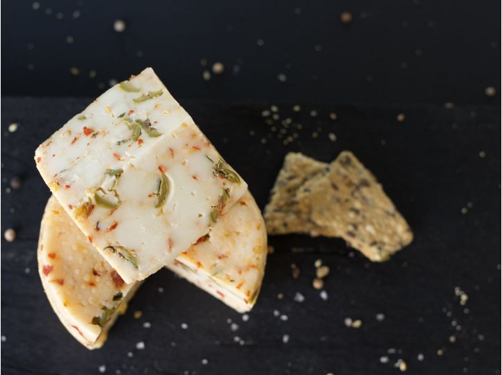 Pecorino Siciliano | Schafskäse mit Rucola, Olive & Chili