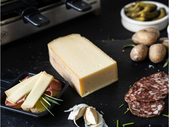 Bester Schweizer Raclette Käse aus St. Gallen Dorfkäserei Imlig mit Knoblauch